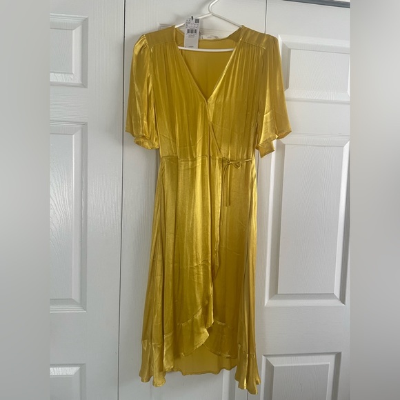Mango Dresses & Skirts - MNG satinsilk like material( 100% Viscose) gold yellow